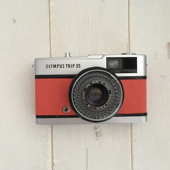 【完動品】レトロなフィルムカメラ　オリンパスTRIP35　バーミリオン色の本革 3枚目の画像