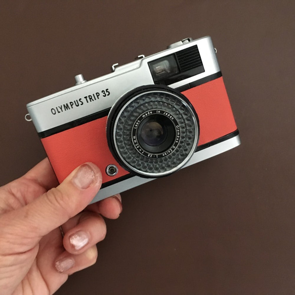 【完動品】レトロなフィルムカメラ　オリンパスTRIP35　バーミリオン色の本革 8枚目の画像
