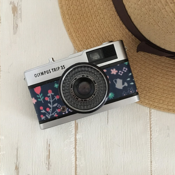 【完動品】レトロなフィルムカメラ　オリンパスTRIP35 花柄の紺色コットン 1枚目の画像