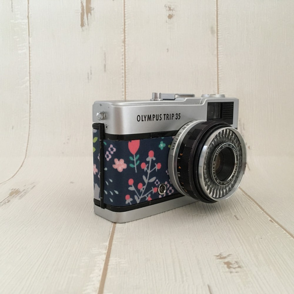 【完動品】レトロなフィルムカメラ　オリンパスTRIP35 花柄の紺色コットン 3枚目の画像