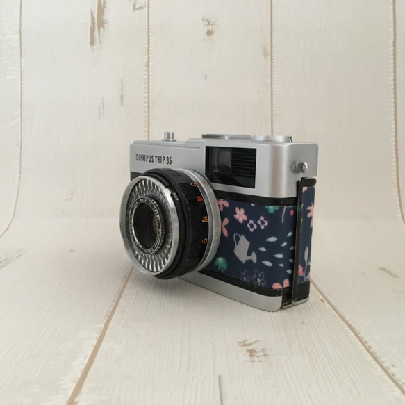 【完動品】レトロなフィルムカメラ　オリンパスTRIP35 花柄の紺色コットン 4枚目の画像