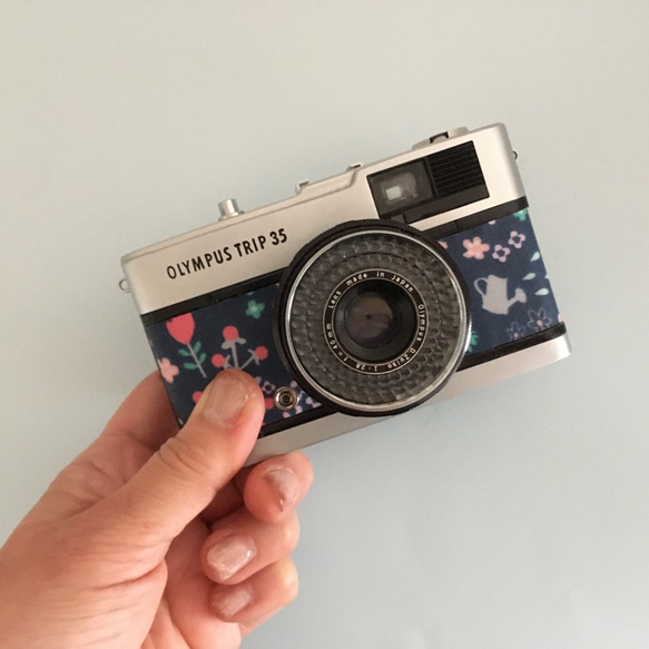 【完動品】レトロなフィルムカメラ　オリンパスTRIP35 花柄の紺色コットン 7枚目の画像