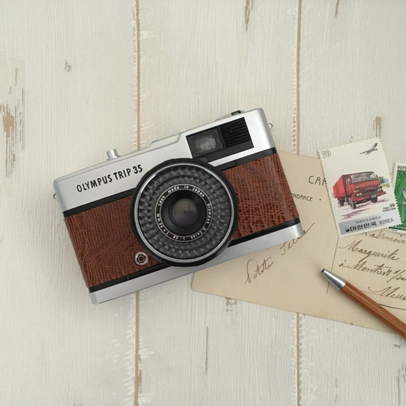 【完動品】レトロなフィルムカメラ オリンパス TRIP35 ブラウンのリザード型押し革【ただいまフィルム１本付き】 1枚目の画像