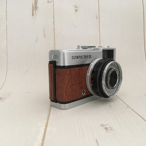 【完動品】レトロなフィルムカメラ オリンパス TRIP35 ブラウンのリザード型押し革【ただいまフィルム１本付き】 2枚目の画像