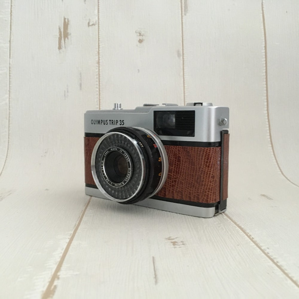 【完動品】レトロなフィルムカメラ オリンパス TRIP35 ブラウンのリザード型押し革【ただいまフィルム１本付き】 3枚目の画像