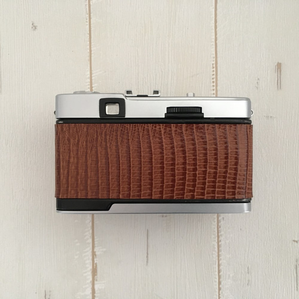 【完動品】レトロなフィルムカメラ オリンパス TRIP35 ブラウンのリザード型押し革【ただいまフィルム１本付き】 5枚目の画像