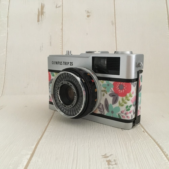 【完動品】レトロなフィルムカメラ　オリンパスTRIP35 カラフルな花柄コットン 4枚目の画像