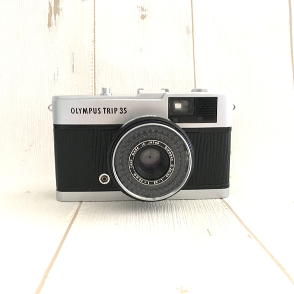 【完動品】レトロなフィルムカメラ　オリンパスTRIP35 黒い波状の型押し革 3枚目の画像