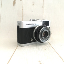 【完動品】レトロなフィルムカメラ　オリンパスTRIP35 黒い波状の型押し革 4枚目の画像