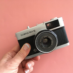 【完動品】レトロなフィルムカメラ　オリンパスTRIP35 黒い波状の型押し革 8枚目の画像