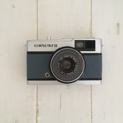 【完動品】レトロなフィルムカメラ　オリンパスTRIP35 ブルーグレーの本革【ただいまフィルム１本プレゼント】 2枚目の画像