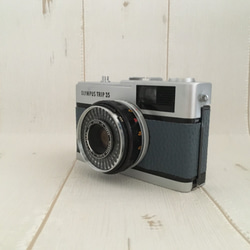 【完動品】レトロなフィルムカメラ　オリンパスTRIP35 ブルーグレーの本革【ただいまフィルム１本プレゼント】 4枚目の画像