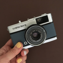 【完動品】レトロなフィルムカメラ　オリンパスTRIP35 ブルーグレーの本革【ただいまフィルム１本プレゼント】 7枚目の画像