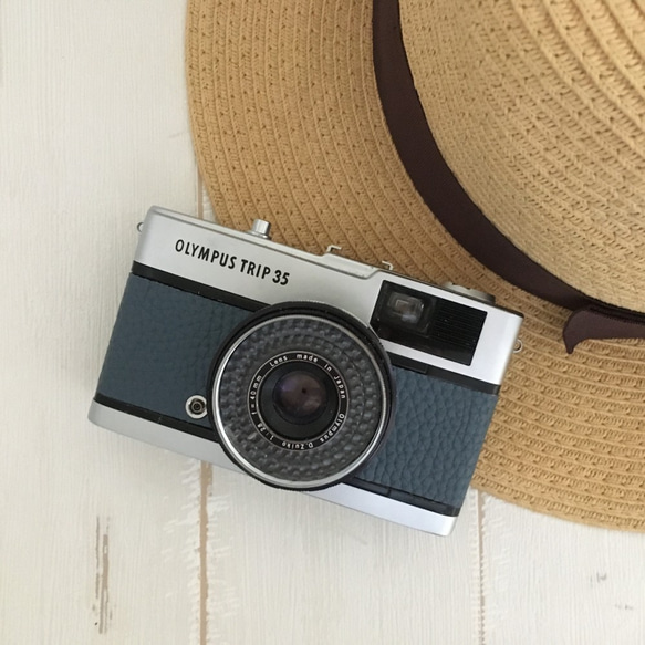 【完動品】レトロなフィルムカメラ　オリンパスTRIP35 ブルーグレーの本革 2枚目の画像