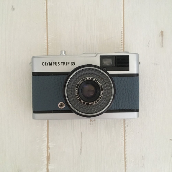 【完動品】レトロなフィルムカメラ　オリンパスTRIP35 ブルーグレーの本革 3枚目の画像