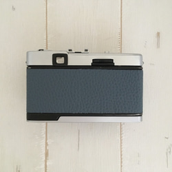 【完動品】レトロなフィルムカメラ　オリンパスTRIP35 ブルーグレーの本革 5枚目の画像