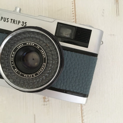 【完動品】レトロなフィルムカメラ　オリンパスTRIP35 ブルーグレーの本革 6枚目の画像