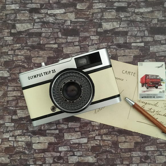 【完動品】レトロなフィルムカメラ オリンパスTRIP35　ミルキーホワイトの本革 1枚目の画像