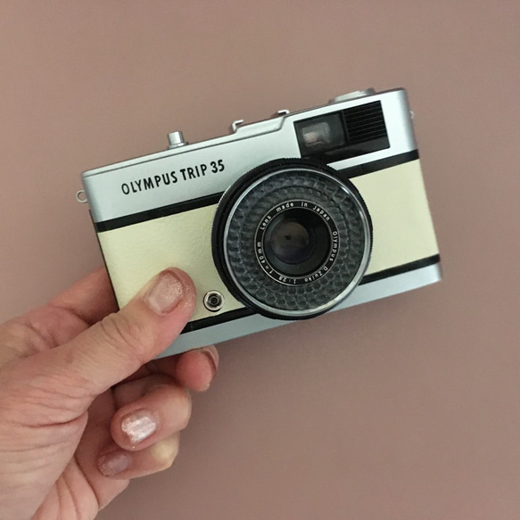 【完動品】レトロなフィルムカメラ オリンパスTRIP35　ミルキーホワイトの本革 8枚目の画像