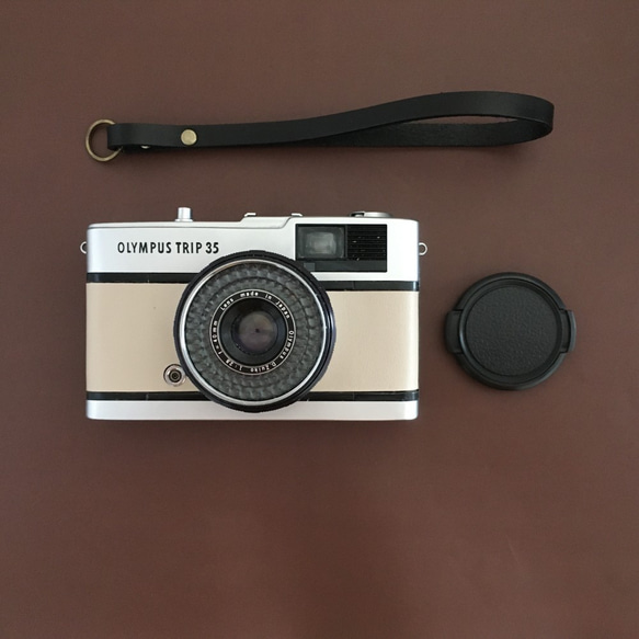 【完動品】レトロなフィルムカメラ オリンパスTRIP35　ミルクティーカラーの本革 3枚目の画像
