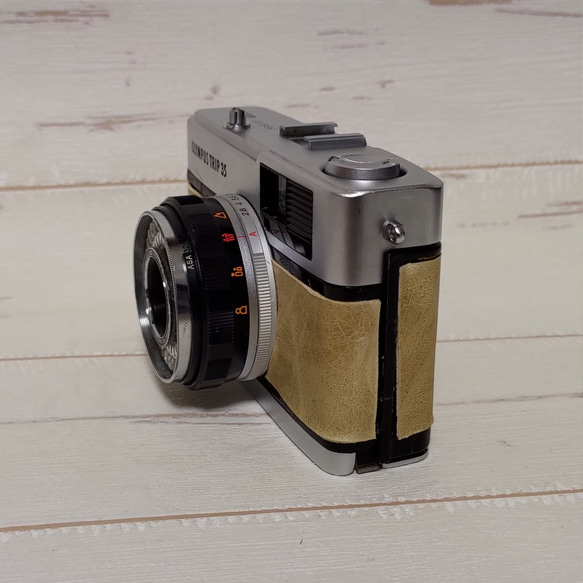 【完動品】レトロなフィルムカメラ　オリンパスTRIP35 ベージュのポニーの革にお色直ししました フィルム１本付き 4枚目の画像