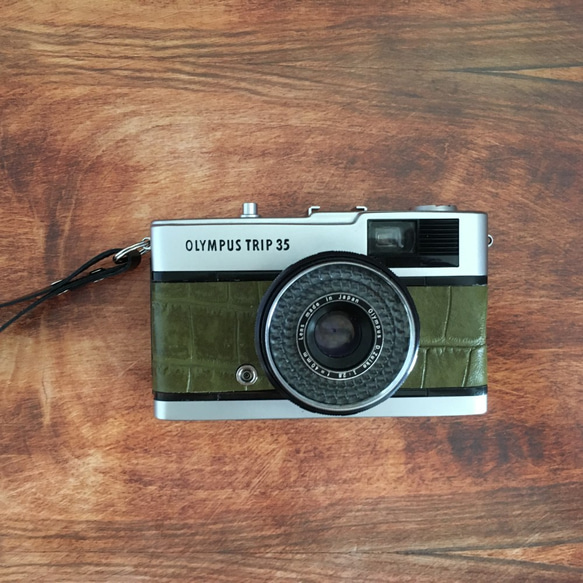 【完動品】レトロなフィルムカメラ　オリンパスTRIP35 抹茶色のクロコ型押し革にお色直し 3枚目の画像