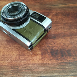 【完動品】レトロなフィルムカメラ　オリンパスTRIP35 抹茶色のクロコ型押し革にお色直し 5枚目の画像