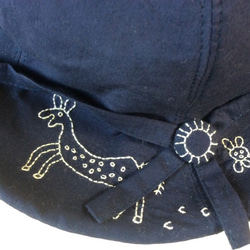 ナスカの地上絵風刺繍のネイビーブルーのチューリップハット 2枚目の画像