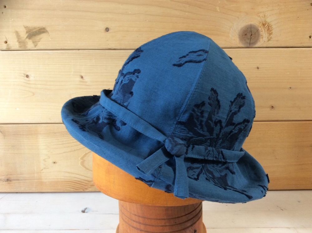 ゴブラン風 薄い藍色のチューリップハット