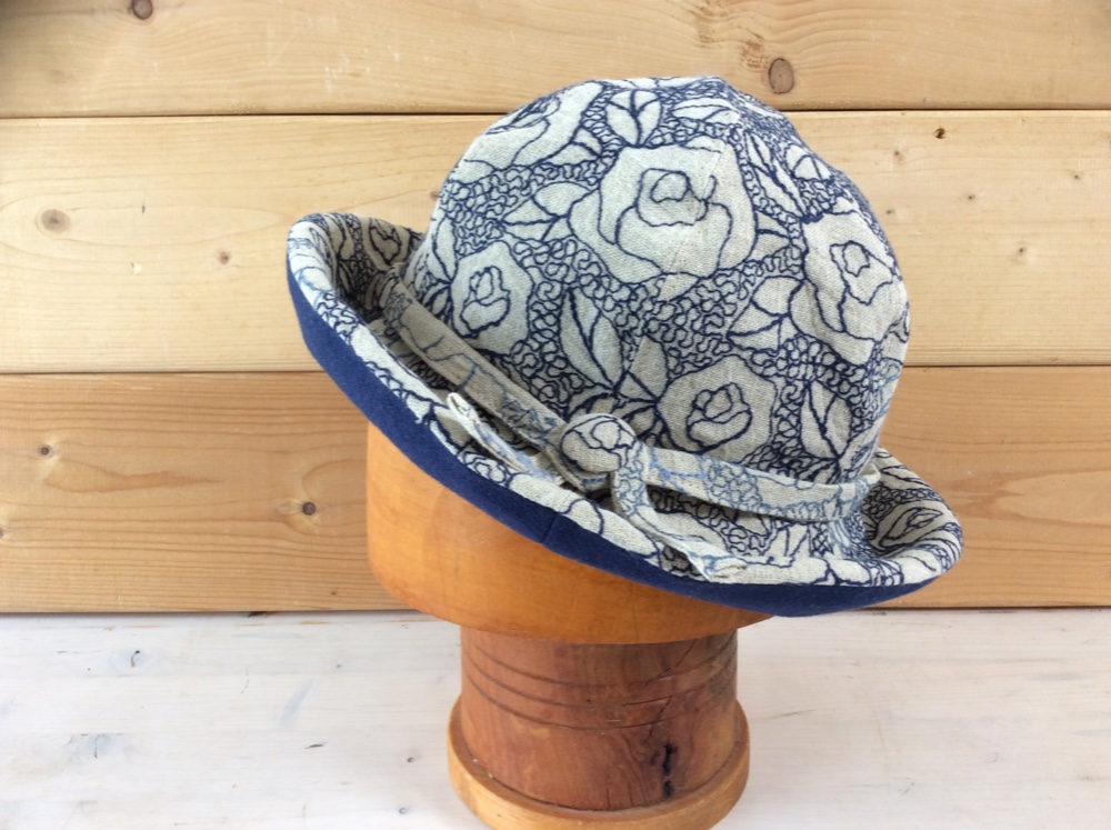 紺色の薔薇の刺繍のチューリップハット