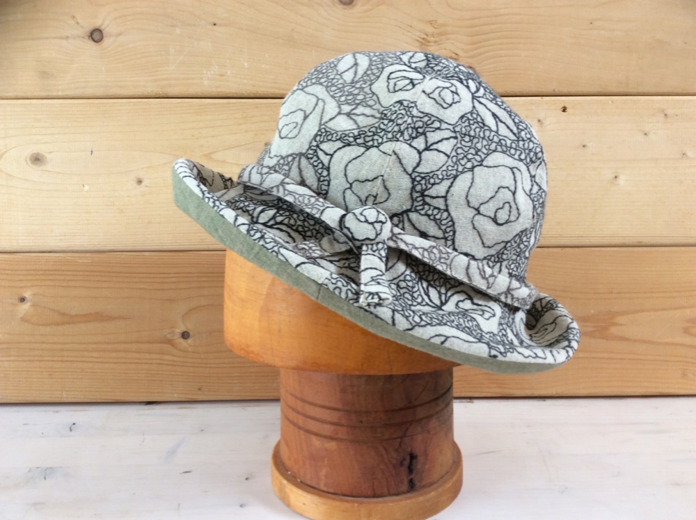 薔薇の刺繍のチューリップハット