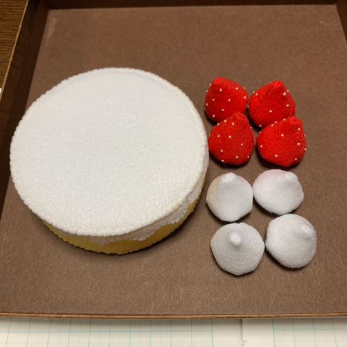 苺が大きい☆自由にトッピング☆フェルトケーキ☆お誕生日会