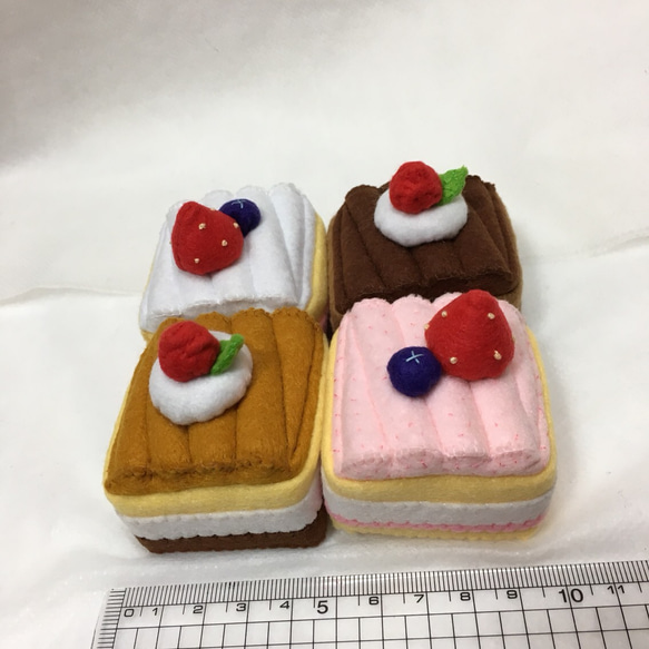 スクエアケーキ。ホワイトクリーム。おままごと用 3枚目の画像