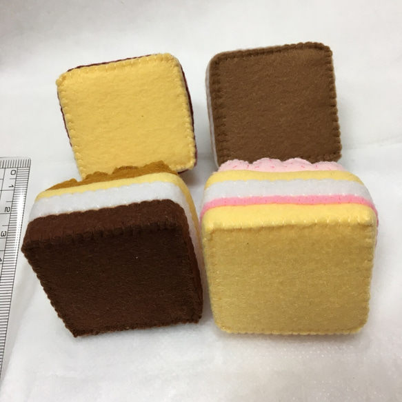 スクエアケーキ。ホワイトクリーム。おままごと用 4枚目の画像