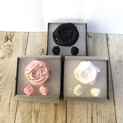 玫瑰和珍珠胸花和耳洞套裝 第2張的照片