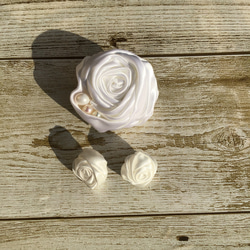 玫瑰和珍珠胸花和耳洞套裝 第5張的照片