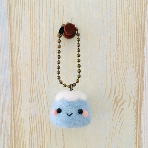 羊毛フェルトパグちゃんと富士山 （バイヤー厳選用品 カレー
