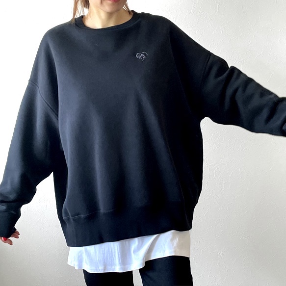 ALL BLACK♡ビッグシルエットスウェット：ラインストーンハート付きクルーネックスウェット