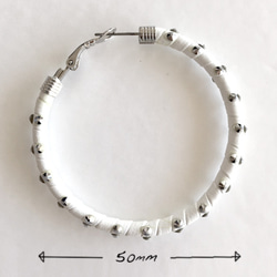 レザーフープピアス50mm径（Mサイズ）w/スワロフスキースタッズ：シルバー×ホワイトレザー 3枚目の画像
