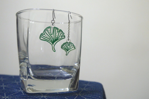 花卉系列_銀杏 醫療鋼耳環 (深綠色) Ginkgo earrings (dark green) 第3張的照片