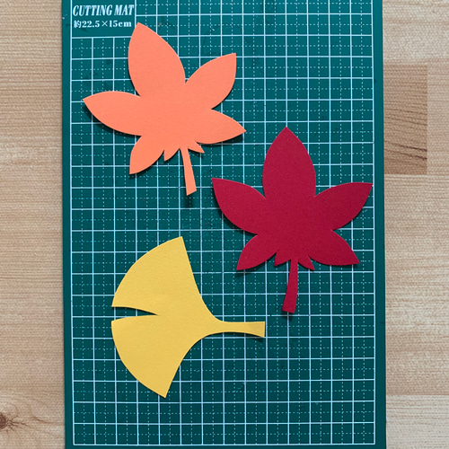 み～子 壁面飾り 11月縦 小さな壁面飾り【みのむし】秋 10月 11月 落ち葉 切り絵