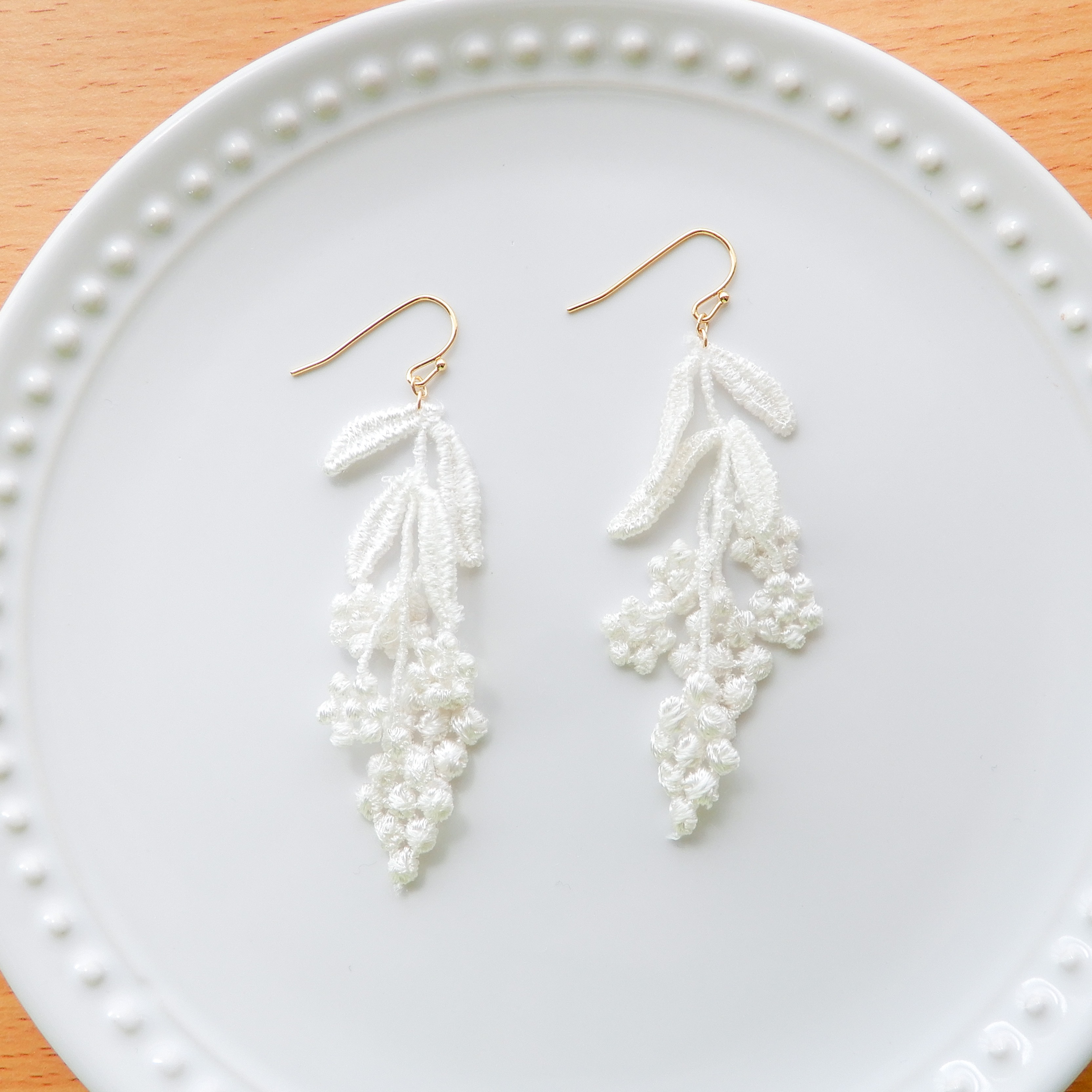 ケミカルレースのフラワーピアス/イヤリング ピアス（フック