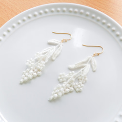 ケミカルレースのフラワーピアス/イヤリング 2枚目の画像