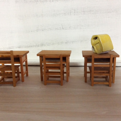 ミニチュア和家具昭和レトロな学校の木の机と椅子のミニチュア家具（茶色）「creema限定」 1枚目の画像