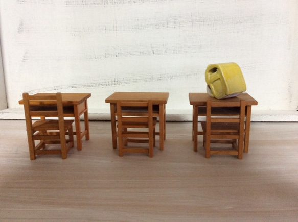 ミニチュア和家具昭和レトロな学校の木の机と椅子のミニチュア家具（茶色）「creema限定」 1枚目の画像