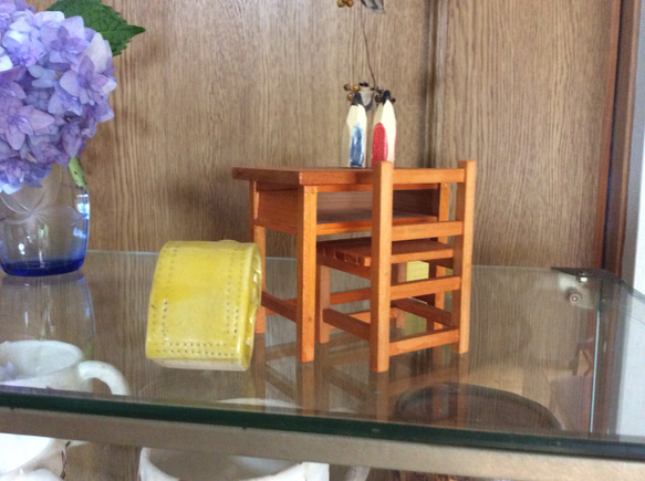 ミニチュア和家具昭和レトロな学校の木の机と椅子のミニチュア家具（茶色）「creema限定」 3枚目の画像