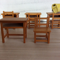 ミニチュア和家具昭和レトロな学校の木の机と椅子のミニチュア家具（茶色）「creema限定」 4枚目の画像