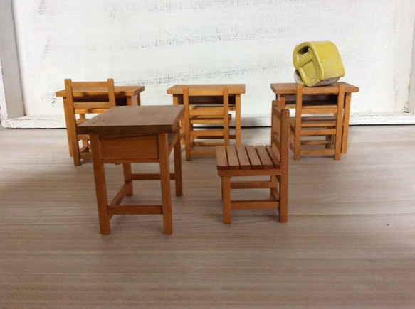 ミニチュア和家具昭和レトロな学校の木の机と椅子のミニチュア家具（茶色）「creema限定」 5枚目の画像
