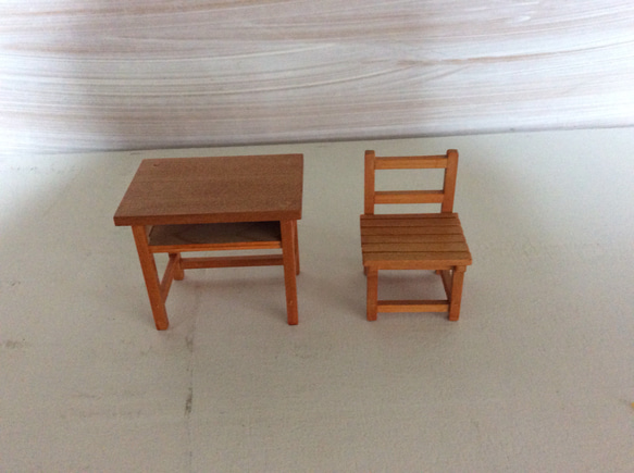 ミニチュア和家具昭和レトロな学校の木の机と椅子のミニチュア家具（茶色）「creema限定」 6枚目の画像