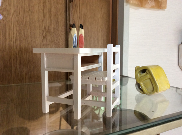ミニチュア和家具昭和レトロな学校の木の机と椅子のミニチュア（白色）「creema限定」 1枚目の画像